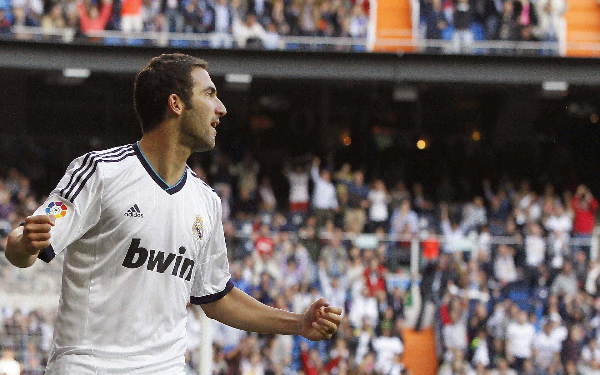 杀破狼后得新欢 哈登与女歌手开启“姐弟恋”