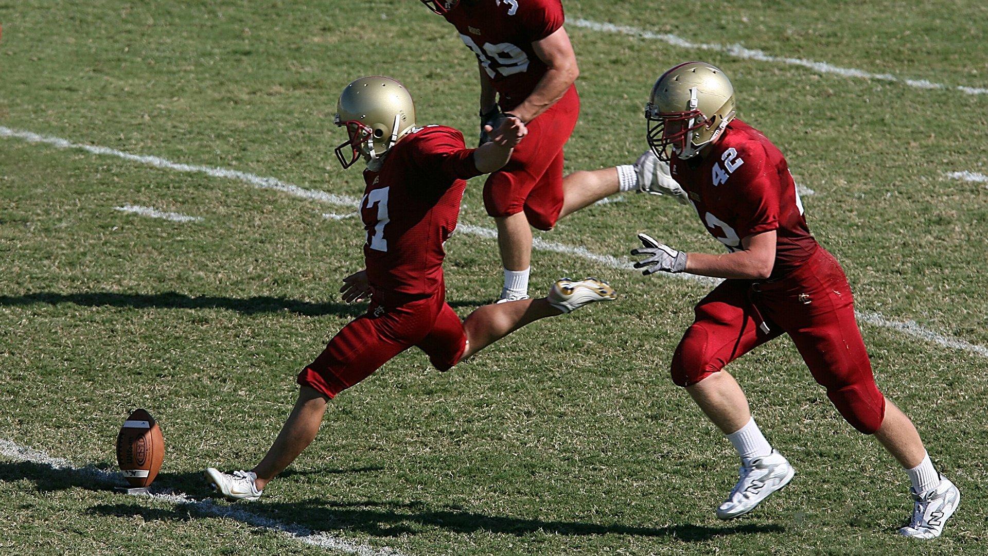 耸耸肩的传奇！汤普森钓鱼意外擒获鲨鱼，面不改色诠释硬汉本色