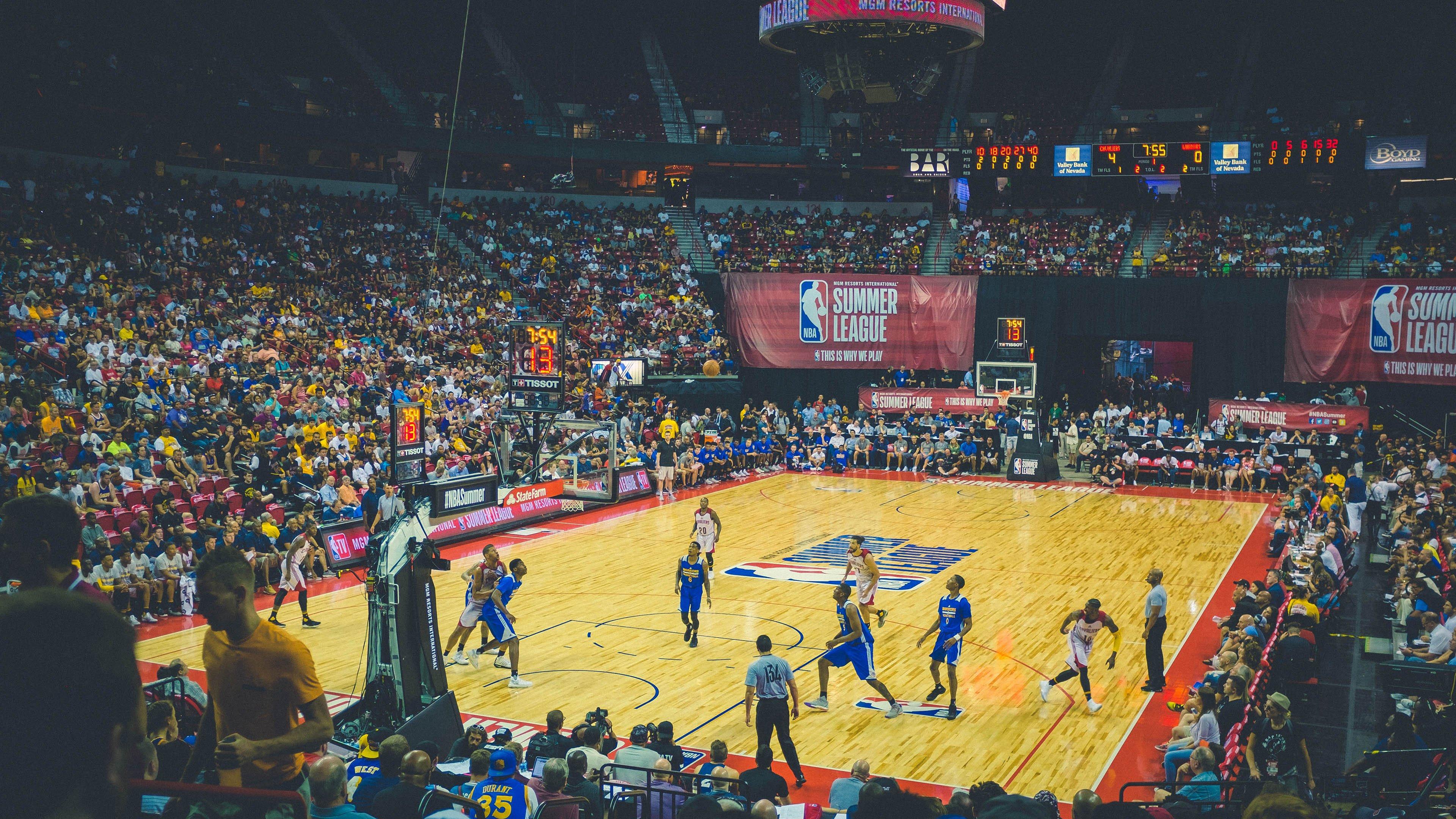 裁判中场表演胯下暴扣引爆全场！美帝篮球赛场惊现史上最疯狂一幕