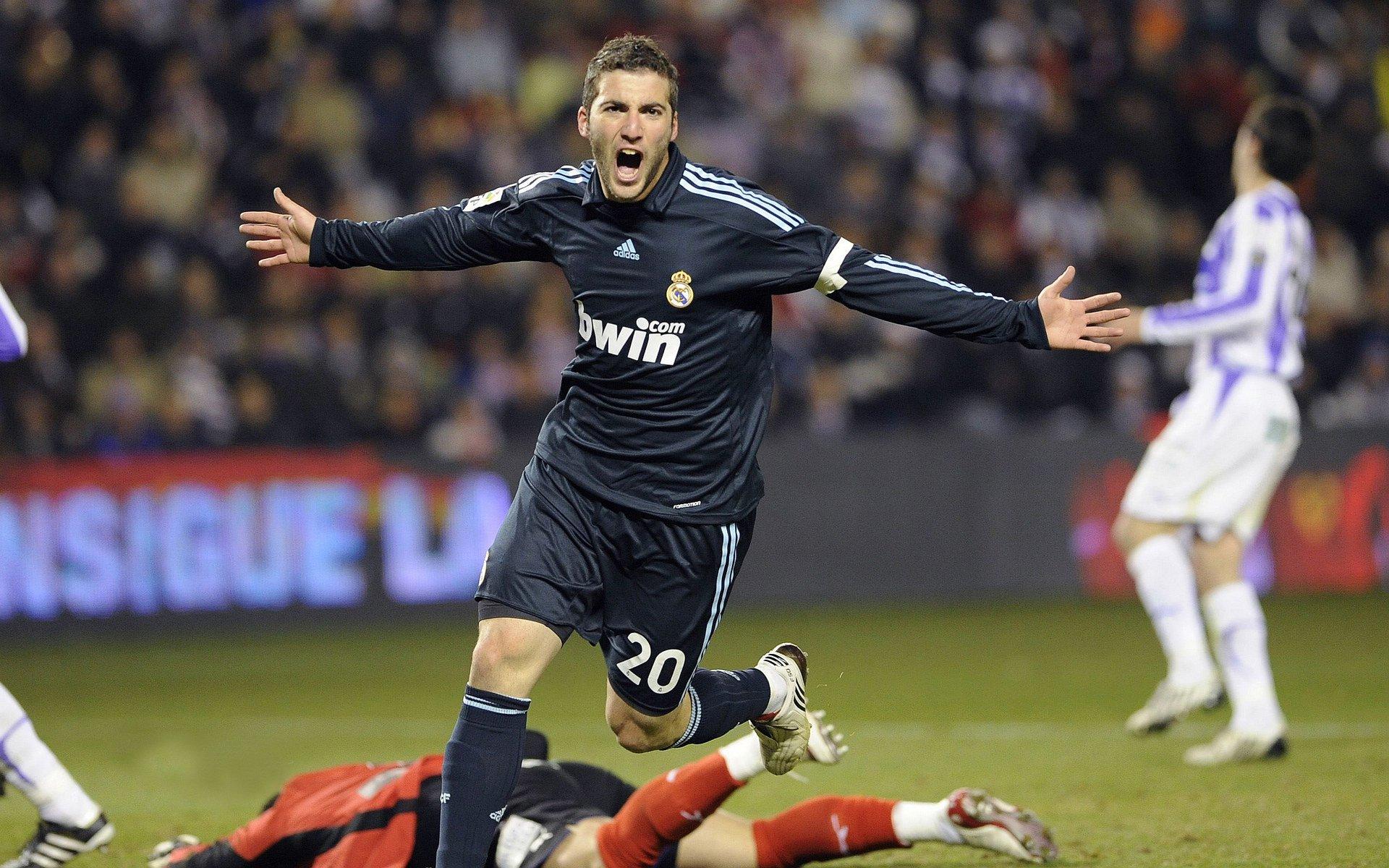 国际足联最新俱乐部排名引发震荡 皇马滑落至第八 巴塞罗那稳居前四 曼城强势回归前五